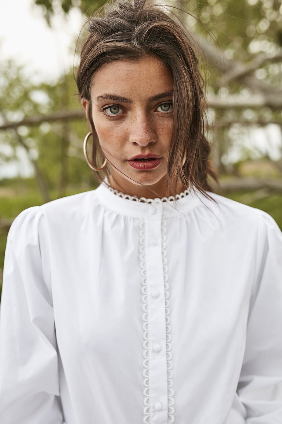 Biała koszula – ponadczasowy klasyk w damskiej szafie