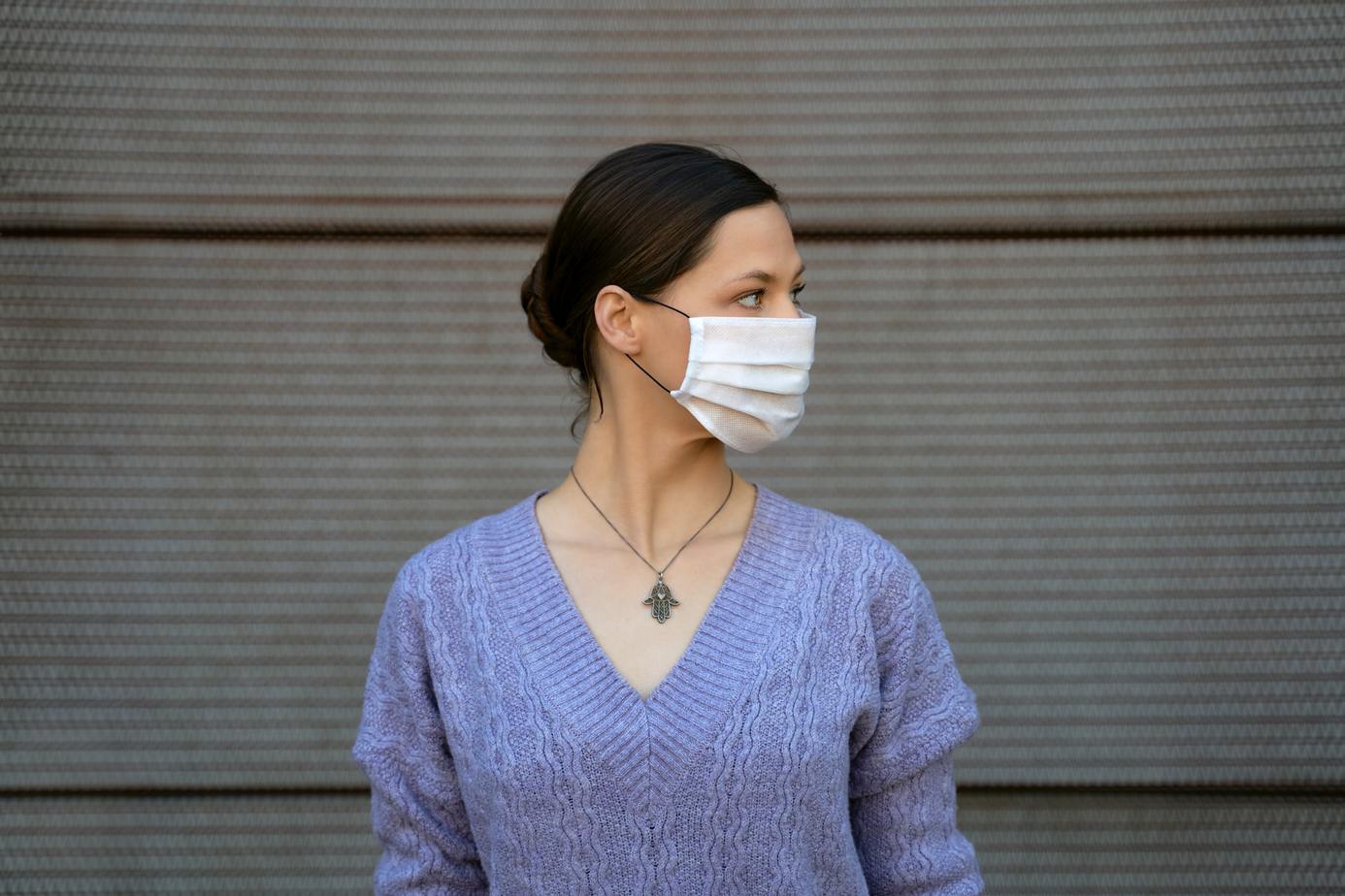 Maskne – jak chronić cerę przed efektem noszenia maseczek?