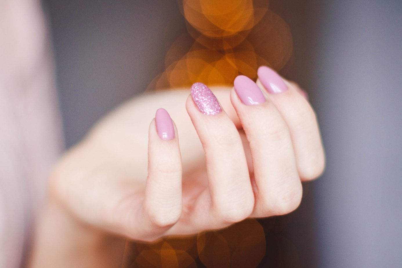 Manicure hybrydowy – na czym polega?