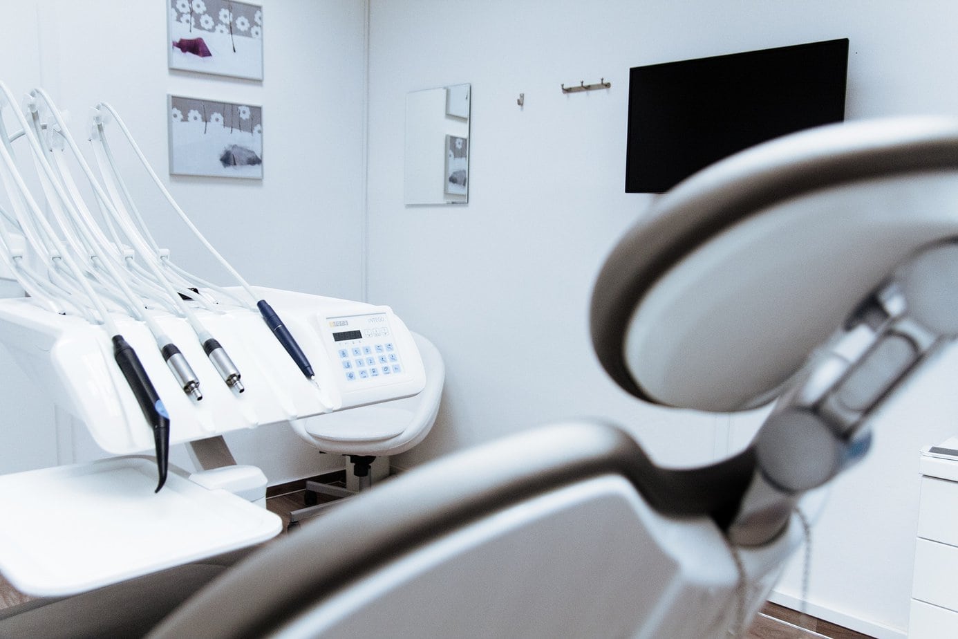 Implanty dentystyczne – czy warto i na co zwrócić uwagę przy ich wyborze?