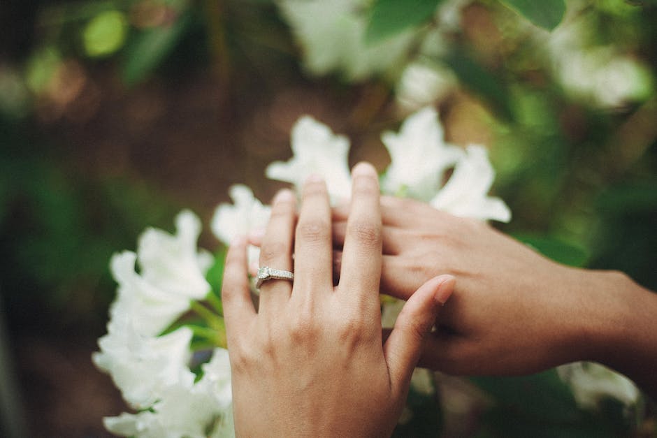 Jak wybrać idealny pierścionek zaręczynowy?