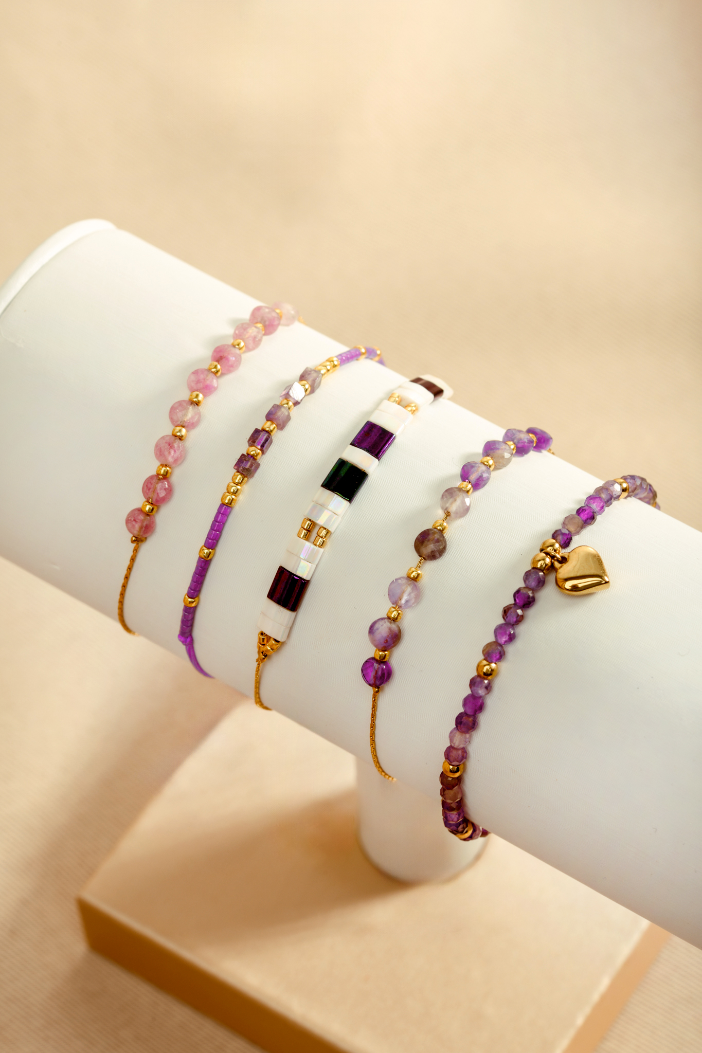 Czy biżuteria z fioletowych kamieni szlachetnych pasuje do każdego typu urody?